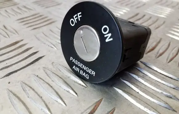 KIA Sorento Passenger airbag on/off switch 