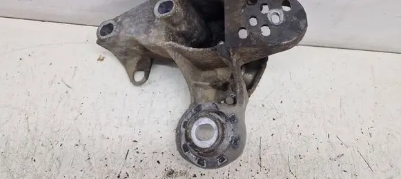 Engine mounting bracket