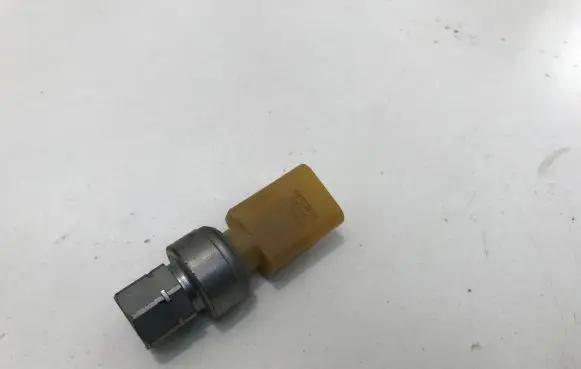 Citroen C5 X Air conditioning (A/C) pressure sensor 9833078680 82ACP3206