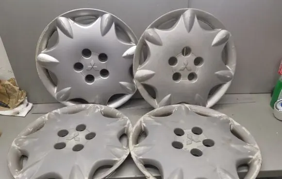 Mitsubishi Grandis R16 wheel hub/cap/trim MR594560
