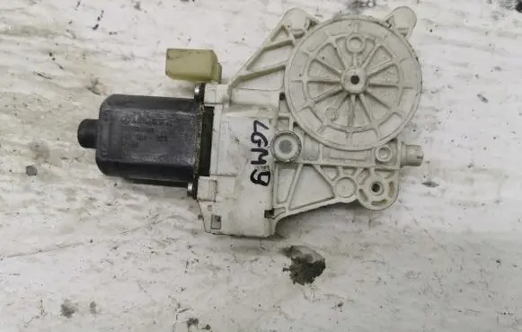 Mercedes-Benz Sprinter W906 Front door window regulator motor A0068205542