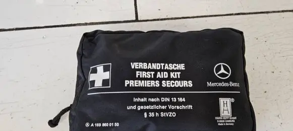 Mercedes-Benz C W204 First aid kit A1698600150