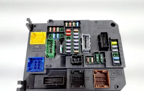 Citroen C4 II Fuse module 9665547480