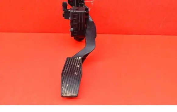 Accelerator throttle pedal