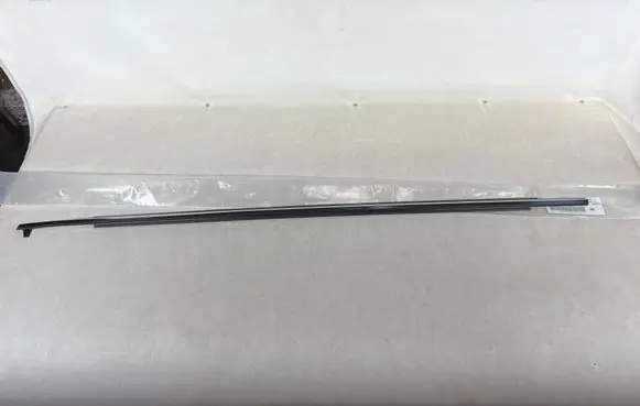 Toyota Avensis T250 Front door glass trim molding 7572020491