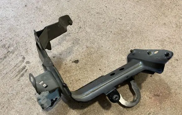 Audi Q7 4M Fender mounting bracket 4M0821138B