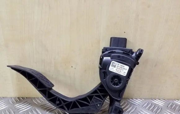 Accelerator throttle pedal