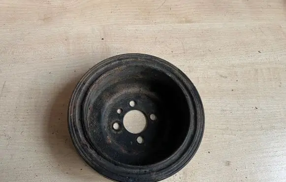 Volkswagen Golf VI Crankshaft pulley 03G103243
