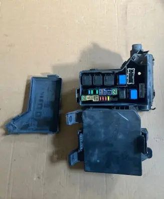 Nissan Qashqai Fuse module 24382JD00A 319136032