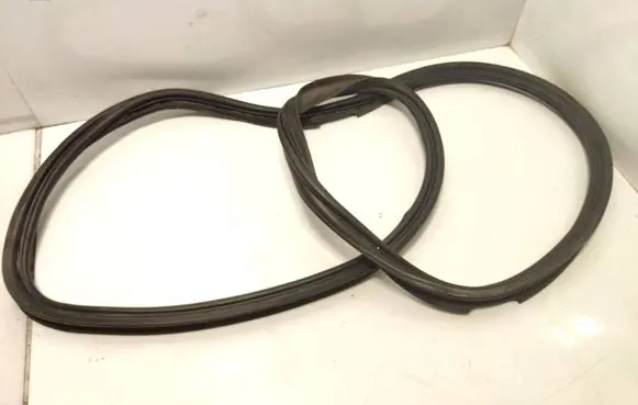 Trunk rubber seal (body)