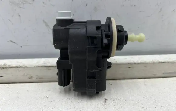 Headlight level adjustment motor