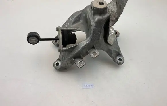 Audi A4 S4 B9 8W Engine mounting bracket 4M0199308AA