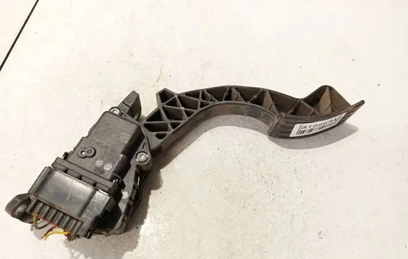 Accelerator throttle pedal