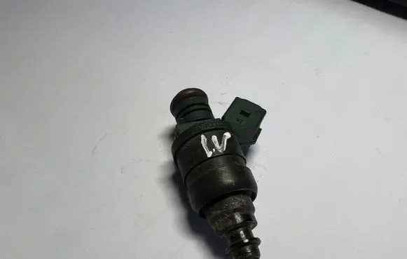 Audi A3 S3 8L Fuel injector 037906031AA