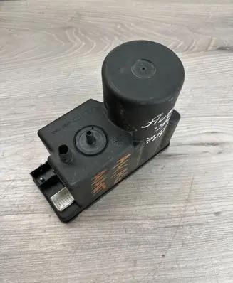 Audi A4 S4 B5 8D Central locking vacuum pump 4A0862257A