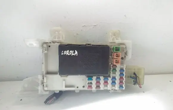 Toyota Corolla E120 E130 Fuse module 8264102060 MB2323008531