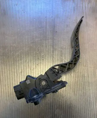 Accelerator throttle pedal