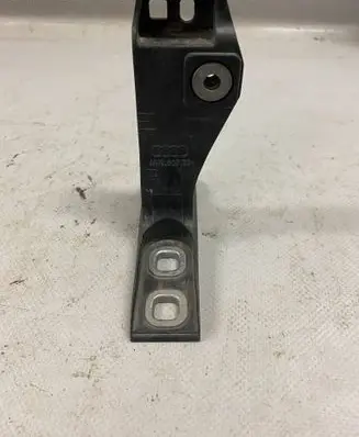 Audi Q7 4M Front bumper mounting bracket 4M0807334