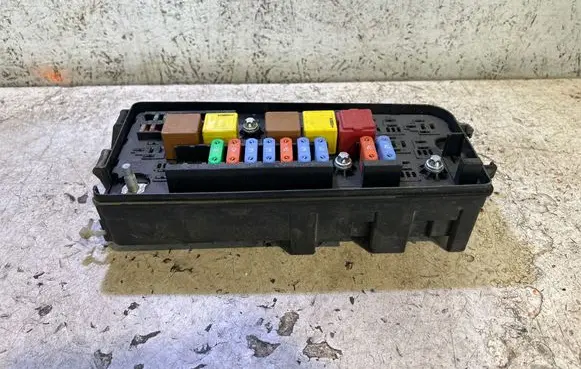Opel Vectra C Fuse module 13144709 519066021 00162749