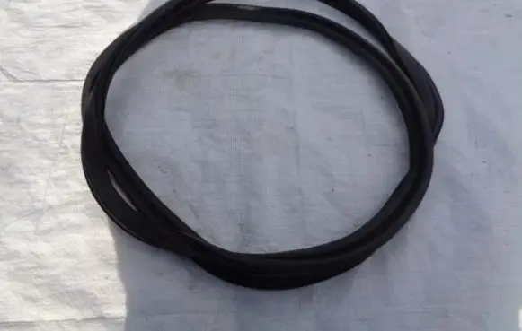Trunk rubber seal (body)