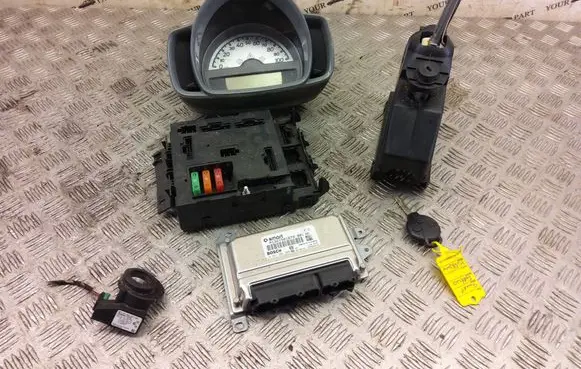 Smart ForTwo II Engine ECU kit and lock set A1321501679 0261S04309
