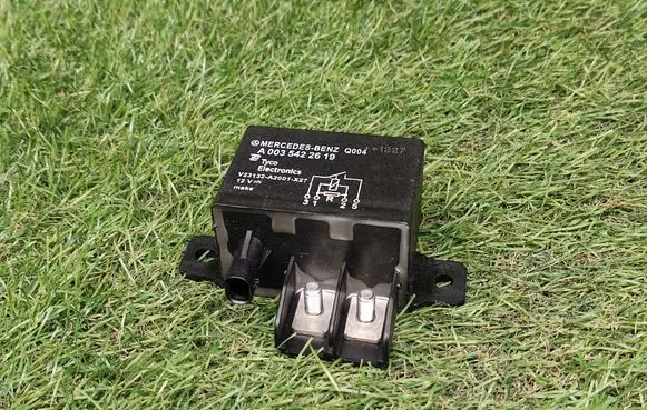 Mercedes-Benz C W204 Hazard warning light relay A0035422619