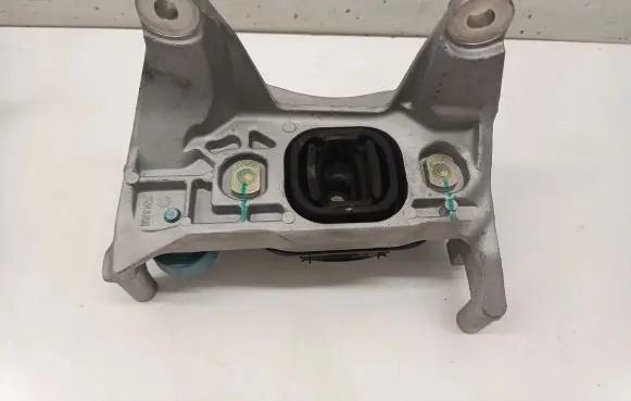 Nissan Qashqai J12 Engine mounting bracket