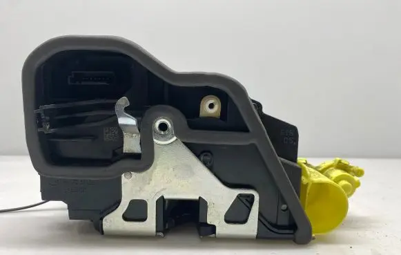 BMW X3 F25 Front door lock A053702 7283630