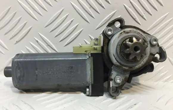 Mercedes-Benz C W203 Seat adjustment motor 0390203001 820289224