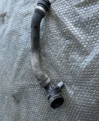 Volkswagen Touareg II Engine coolant pipe/hose 7P0122051