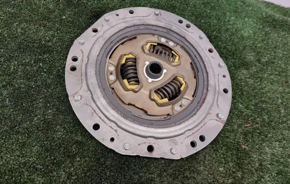 Toyota Yaris Clutch pressure plate 7B233437