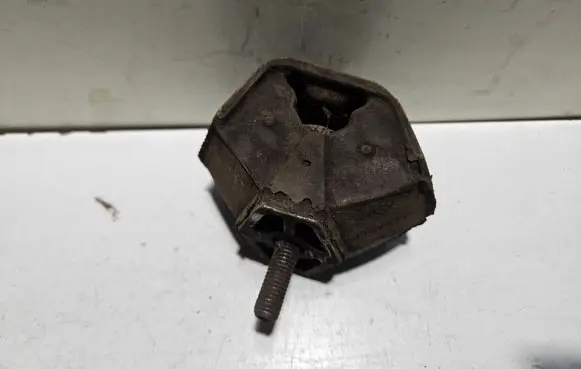 BMW 5 E34 Engine mount bracket 1135773