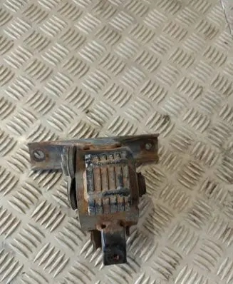 Suzuki SX4 Engine mount bracket