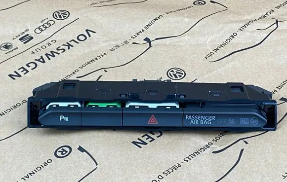Volkswagen PASSAT B8 Hazard light switch 3G0927132A