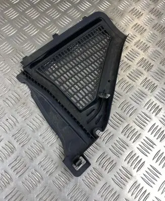 BMW X4 F26 Quarter panel pressure vent 9184005 010910