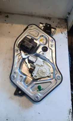 Skoda Yeti (5L) Front door window regulator with motor 5L0837401