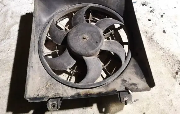 Radiator cooling fan shroud