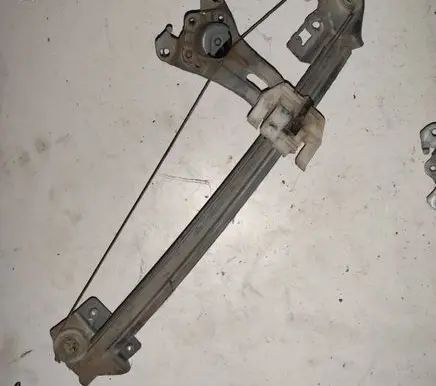 Rear door manual window regulator