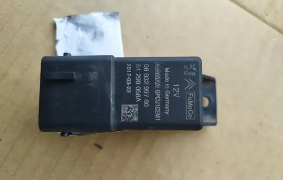 Peugeot 208 Glow plug pre-heat relay 9803299780