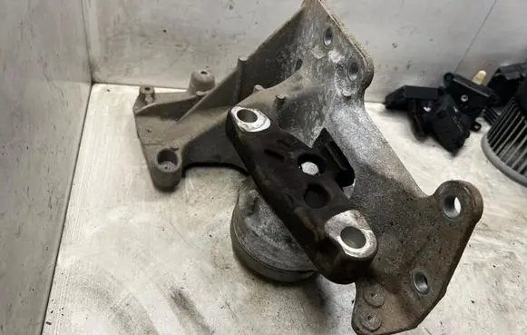 Nissan Qashqai+2 Engine mounting bracket 11220JD700