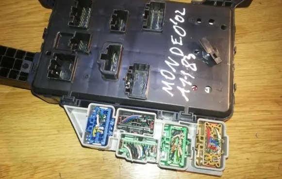 Ford Mondeo Mk III Fuse box set 4s7t14a073aa 4s7t-14a073-aa
