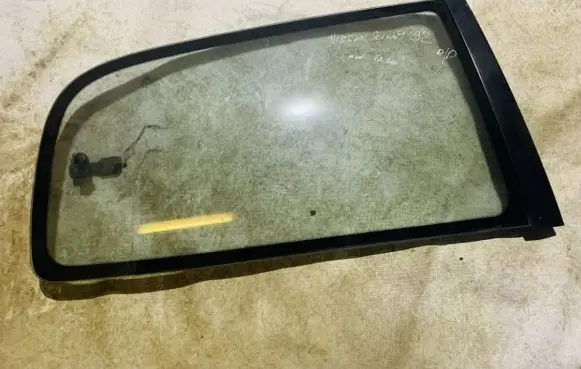 Nissan Sunny Rear side window