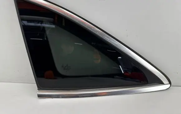 Mercedes-Benz EQC Rear side window E000255