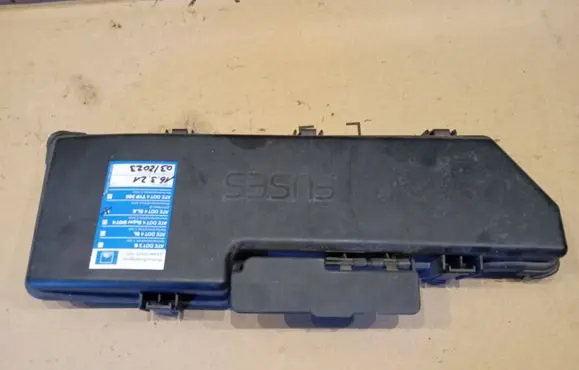 Volvo V70 Fuse box cover 9494211