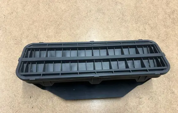 BMW 7 E65 E66 Quarter panel pressure vent 64228386133 8386133