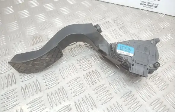 Volkswagen PASSAT B5.5 Accelerator throttle pedal 8D1723523N