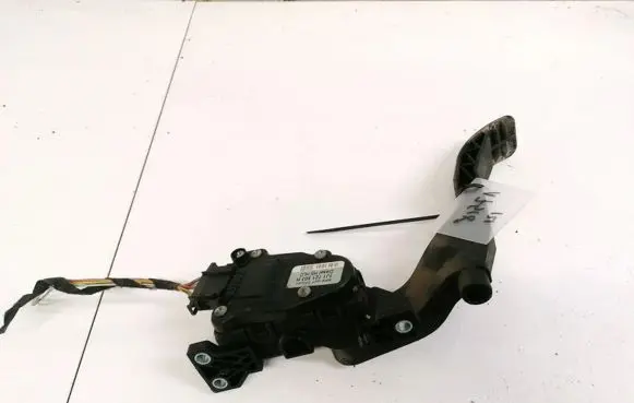 Accelerator throttle pedal