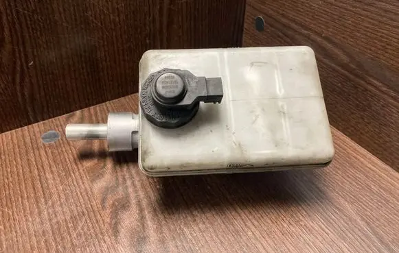 Iveco Daily 5th gen Master brake cylinder 21027999