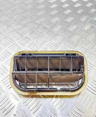 Quarter panel pressure vent