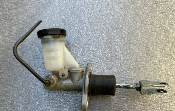 Nissan Terrano Clutch master cylinder 306107F00A